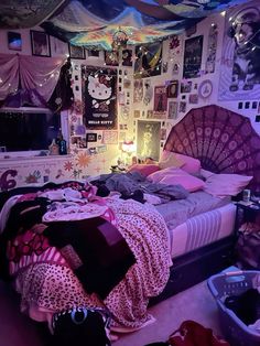 Color Pop Bedroom, Sisters Room Aesthetic, Blue Walls Room, Mcbling Rooms, Funky Room Ideas, Cute Bunk Bed Ideas, Edgy Bedroom Aesthetic, Tiny Bedroom Layout, Tapestry Bedroom Ideas