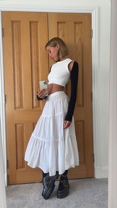 Long Skirt Outfit, Long Skirt Outfits, Rock Outfit, Looks Street Style, White Skirt, Skirt Outfit, Carrie Bradshaw, Looks Chic, Mode Inspo