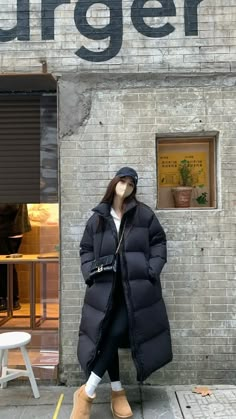 Oversized Long Puffer Jacket Outfit, Long Bubble Coat Outfit, Black Bubble Jacket Outfit, Long Puffy Coat Outfit, Cap Outfits For Women Winter, Winter Outfits Cold Women, Big Winter Coat, Nyc Winter Fashion Street Style, Super Puff Long Outfit