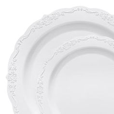 white dinner plates with scalloped edges