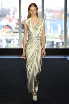 Narciso Rodriguez Fall 2019 Ready-to-Wear collection, runway looks, beauty, models, and reviews. Cream Clothes, Dresses Runway, Runway Inspiration, Bouchra Jarrar, 2019 Runway, Sheath Dresses, Beige Dress, Gathered Dress