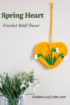 Crocheted yellow heart with snowdrops applique wall decor, real snowdrops in a vase. Room Crochet, Crochet Wall Decor, Spring Wall Decor, Crochet Wall Art, Crochet Spring, Crochet Decor, Heart Crochet, Tiny White Flowers, Kitchen Craft