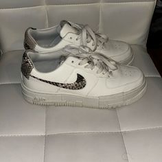 I Wore These One Time. They’re Still Extremely White (Minus The Bottoms Which Have A Little Wear But Nothing Crazy). Have Minimal Creasing. Women’s Size 7 1 Pixel, White Nikes, Air Force 1, Nike Air Force, Womens Shoes Sneakers, Nike Women, Shoes Sneakers, Sailing, Nike