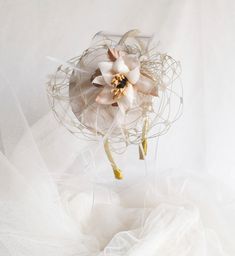 Add a touch of sophistication and elegance to your bridal look with this stunning Ivory Silk Flower Headpiece.  Handcrafted with care and attention to detail, this beautiful cream fascinator features delicate ivory silk flower for a timeless and romantic touch. Perfect for weddings and special occasions, this hair accessory is sure to make you feel like a true princess on your big day.  Whether you're walking down the aisle or attending a fancy event, this Cream Fascinator will add the perfect finishing touch to your outfit. Make a statement with this exquisite piece and create memories that will last a lifetime. It is very comfortable to wear thanks to its golden headband. The approximate measure of the base of the headdress is about 7 cm in diameter. The color of the images may vary slig Cream Fascinator, Gold Fascinator, Ivory Fascinator, Flower Headpiece, Ivory Silk, Hair Jewelry Wedding, Bridal Look, Christmas Deals, Silk Flower