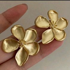 Retro French Style Metal Flower Earrings, Exaggerated And Luxurious High-End Design Elegant Ear Studs Alloy Earrings, Flower Stud Earrings, Metal Flower, Jewelry Lookbook, Flower Stud, Flower Earrings Studs, Metal Flowers, Flower Studs, Jewelry Inspo