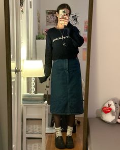 Sweatshirt With Denim Skirt, Long Jean Skirt Outfits Grunge, Vintage Jean Skirt Outfit, Long Denim Skirt Outfit Autumn, Medium Jean Skirt Outfits, Long Skirt With Tights Outfit, Outfit Long Denim Skirt, Long Skirt With Tights, Midi Jean Skirt Outfits Winter