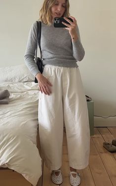 White Balloon Pants Outfit, Balloon Pants Outfit, Vintage Capsule Wardrobe, Pants Woman, Balloon Pants, Future Outfit, Classic Wardrobe, Spring Summer Outfits