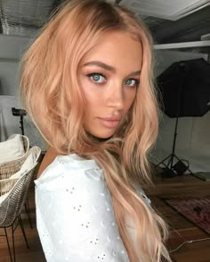 Jahodová Blond, Peachy Blonde, Peachy Hair Color, Peach Hair Colors, Cheveux Oranges, Strawberry Blonde Hair Color, Hair Blond, Peach Hair, Balayage Blonde