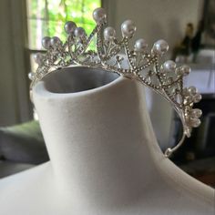 Yes You Are A Queen For The Day. We Are Here To Offer Beauty And Affordability. #Pearl #Tiara #Bride #Wedding #Weddingheadpiece #Brideaccessory #Queen #Royalty Pearl And Diamond Tiara, Wedding Tiara Pearl, Tiara Simple, Tiara Bride, Bride Details, Pearl Crown, Prom Inspiration, Pearl Tiara, Royal Tiaras