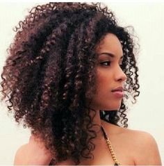 Graduated Haircut, Woman With Curly Hair, Cabello Afro Natural, Curly Hair Inspiration, Queen Hair, Bob Hair, Natural Hair Inspiration, Curly Bob Hairstyles, Scene Hair