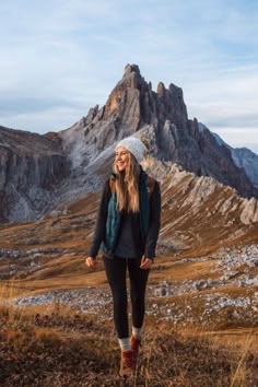 A picture of Renee from Renee Roaming on a hike with a stylish hiking outfit on. Wander Outfits, Hiking Poses, Hiking Attire, Hiking Girl, Hiking Fits, Hiking Outfits