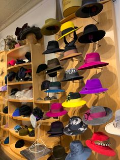 #aesthetic #hats Aesthetic Hats, Cap Display, Shop Displays, Closet Renovation, Luxury Hats, Hat Display, Hat Stores, Boutique Decor