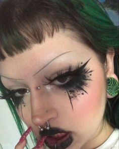 Punk Rock Makeup Look, Colorful Goth Makeup, Alternative Makeup Looks, Weird Makeup, Alt Makeup