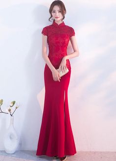 Chinese Gown Modern, Simple Engagement Dress, Qipao Gown, Chinese Dress Modern, Modern Chinese Dress, Tea Ceremony Dress, Chinese Gown, Red Silhouette, Wedding Cheongsam