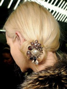 How to wear antique brooches - Blog Easy Winter Hairstyles, Easy Bun Hairstyles, Christmas Hairstyles, Winter Hairstyles, Hair Ornaments, Stylish Hair, Great Hair, Hair Dos, Beauty Trends