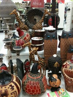 Afrika African Catering, Diy Kwanzaa Decorations, Safari Bathroom, Zebra Bathroom, Hallway Decorating Ideas, Afrocentric Home Decor, Afrocentric Home, African Living Rooms, African Table