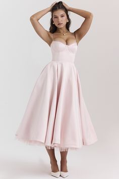 Mia Ortiz, Pink Dress Outfit Casual, Pink Dress Outfit, Dress Outfit Casual, Pink Dress Outfits, Elegant Outfit Classy, Classy Dress Outfits, Vintage Gowns, Grad Dresses