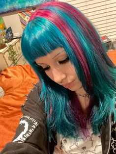 Oil Spill Hair Color, Blue Calico Hair, 2 Hair Colors Ideas, Red And Teal Hair, Weird Hair Colors, Pink And Teal Hair, Crazy Hair Dye, Hair Styles References, Red And Blue Hair