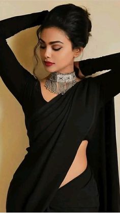 Fairwell Outfits For Women, Plain Black Blouse Designs For Saree, Black Sarees For Farewell, Black Saree Aesthetic, Saree Wearing, Sarees For Girls, Saree Wearing Styles