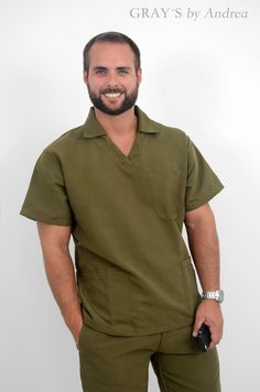 Modelo 4402 verde militar Lab Coat Fashion, Medical Scrubs Men, Scrub Dress, Medical Scrubs Fashion, Doctor Scrubs, Scrubs Dress, African Dresses Men, Scrubs Uniform, Men Closet