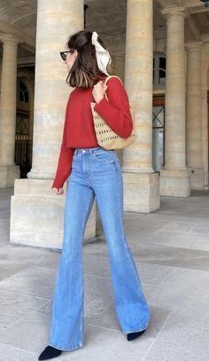 Southern California Fashion, Bootcut Jeans Outfit Aesthetic, How To Style Bootcut Jeans, Spring Looks For Women, Bootcut Jeans Outfit, Stile Kendall Jenner, Paris Outfits, Red Sweater