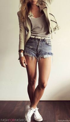 Love love love this, white converse are my fav and the high waisted shorts are so cute plus a leather jacket! Cute Outfits With Shorts, Pastel Outfit, Looks Style, Mode Inspiration, Spring Summer Outfits, Street Styles, Outfits Casuales, Teen Fashion