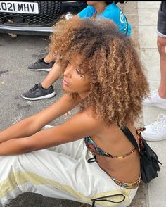 Outfitinspo Style, Blonde Afro, Hawaii Aesthetic, Curly Fro, Pelo Afro, Hair Inspo Color, Summer Photos, Dream Hair, Curly Girl