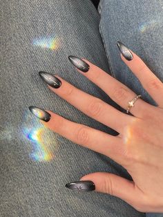 Black Nails Inspo Almond, Gray Nail Ideas, Chrome Summer Nails, Summer Chrome Nails, Kartu Tarot, Gray Nail, Chrome Manicure, White Chrome Nails, Blue Chrome Nails