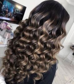 Fashion & Beauty Curly Hair Inspo, Perfect Hair Color, Hoco Hairstyles, Popular Hairstyles, Pretty Hair, Dressy Outfits, Perfect Hair, Pretty Hairstyles