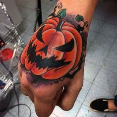 Halloween Sleeve, Berg Tattoo, Halloween Tattoo Ideas, Lantern Tattoo, Pumpkin Tattoo, Evil Pumpkin, Scary Tattoos, Spooky Tattoos, Halloween Tattoo