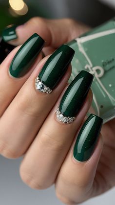 Transform your nails with stunning dark emerald green acrylic coffin nails for a sophisticated look Explore acrylic almond nails short gold and French tip designs as well as silver simple chrome and almond-shaped nail art Perfect for prom or shellac manicures elevate your style with acrylic coffin nails in a range of designs and finishes