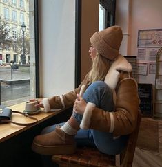 Disney Rainy Day, Winter Outfits 2022, Winter Fashion Outfits Casual, Uggs Outfit, Lazy Day Outfits, Outfits 2022, Cute Fall Outfits, Winter Hairstyles, Outfits Winter