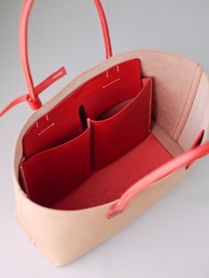 kumosha's hand stitched leather tote bag red and natural Hand Sewn Leather, Leather Bag Pattern, Naha, Leather Projects, Stitching Leather, Make Up Bag, Leather Diy, Diy Bag