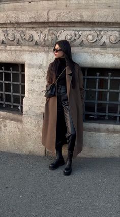 Brown Overcoat Outfit Women, Brown Trench Coat Outfit, Trench Coat Outfit Winter, Brown Coat Outfit, Womens Leather Jacket Outfit, Long Brown Coat, Black Leather Jacket Outfit, Activewear Photoshoot, Winter Coat Outfits