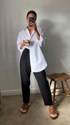 33 Spring Outfits for 2024 - Boss Babe Chronicles Oversized Blouse Outfit, Women Business Attire, Oversized White Shirt, White Shirt Outfits, Business Professional Outfits, Trendy Spring Outfits, Business Attire Women, Stylish Work Attire, Layered Fashion