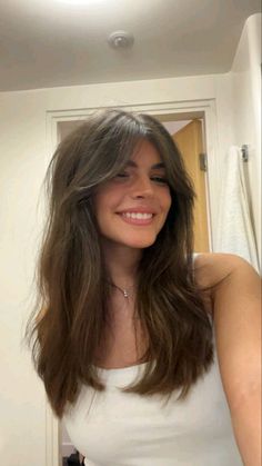 Medium wolfcut hair, fall hair colors, winter hair color, dark fall hair colors Brown Hair Cuts, Rambut Brunette, Brown Hair Inspo, Hair Stylies, Haircuts For Medium Hair