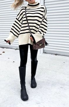 Striped Blouse Outfit, Striped Sweater Outfit, Flare Sleeve Sweater, Winter Sweater Outfits, Pullovers Outfit, Jumper Outfit, White Striped Sweater, Pullover Outfit, Elegante Casual