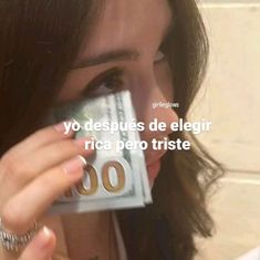 a woman holding money up to her face with the words, you despues de elegir rica pertriste