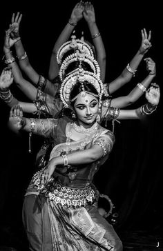 OMG so beautiful Indian Dance: Bharatnatyam Odissi Dance, Dance Forms, Devi Maa, Party Wallpaper, Isadora Duncan, Belly Dancing Classes