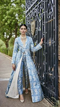 Wedding dress for women in winter Indian Winter Wedding, Bridal Lehenga Ideas, Wedding Planner Website Design, Indian Engagement Dress, Winter Wedding Outfit, Lehenga Ideas, Indowestern Dress, Planner Website, Silk Outfits