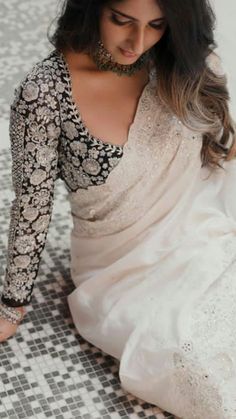 Simple Saree Heavy Blouse, Heavy Blouse Saree, Bridal Sari Blouse Designs, Simple Saree With Heavy Blouse, Saree For White Blouse, Blouses For White Saree, Heavy Saree Blouse Design, Heavy Blouse Designs Latest, Saree Blouse Sleeve Designs Latest