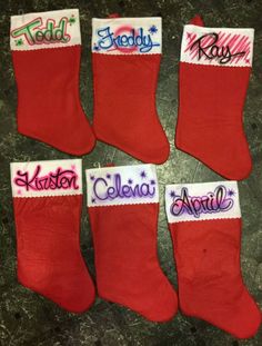 four red socks with name tags on them that say, today and friday in spanish