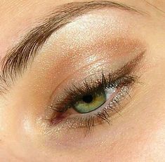 Eyeshadow Colours For Warm Tone Green and Hazel Eyes | Blogmas Day 11 Eyeliner Cat, Halloween Makeup Look, Gold Eyeliner, Green Eyeliner, Eyeliner Color, Natural Eyeliner, Eye Makeup Natural, Eyeliner Tips, Smokey Eyeliner