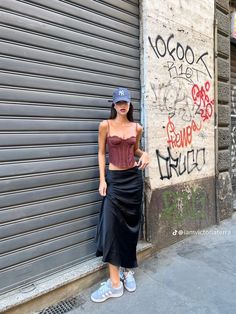 Look Fashionista, Low Rise Skirt, Looks Street Style, Satin Skirt, Sneakers Outfit, Adidas Samba, Looks Vintage, Fashion Labels, Edgy Fashion