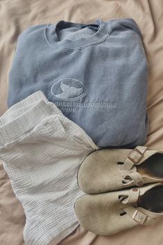 birkenstock boston outfit inspo #bostons #birks #fall #outfitinspo Bostons Birkenstock Outfit, Coastal Granola Aesthetic, Berkinstock Clogs Outfit Fall, Coastal Style Outfits, Birkenstock Clogs Outfit Summer, Summer Outfits Coastal, Boston Summer Outfits, Maine Outfits, Salted Granola Outfits