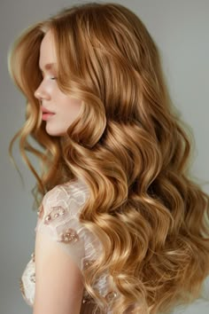 A glossy serum finish on long wavy hair creates a mirror-like shine, reflecting light with every movement for a mesmerizing effect. Blonde Hair Transformations, Honey Blonde Hair, Golden Hair, Long Wavy Hair, Strawberry Blonde, Color Inspo