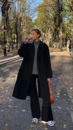 Vinter Mode Outfits, Scandinavian Outfit, Look Adidas, Skandinavian Fashion, Europe Outfits, Scandinavian Fashion, Coat Outfits, Mode Inspo, Looks Chic