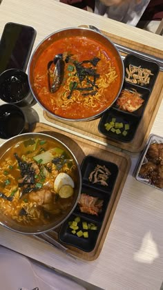 two bowls of food sit on trays next to each other