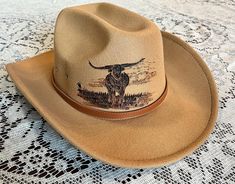 This is a hand-burned western felt hat (one size). All hats are made to order and not burned until the order is placed! Expect 2-3 days before shipping due to production times. Boho Chic Hats, Chic Hat, Country Hats, Western Shoes, Boheme Chic, Chapeau Cowboy, Western Hats, Felt Hat, Cowboy Hat