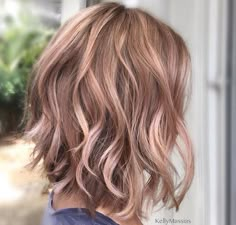 Rose gold brown hair. I like this. It looks almost natural. But as a balayage Rose Gold Brown Hair, Gold Brown Hair, Trendy We Fryzurach, Pastel Hair, Short Hairstyle, Winter Hairstyles